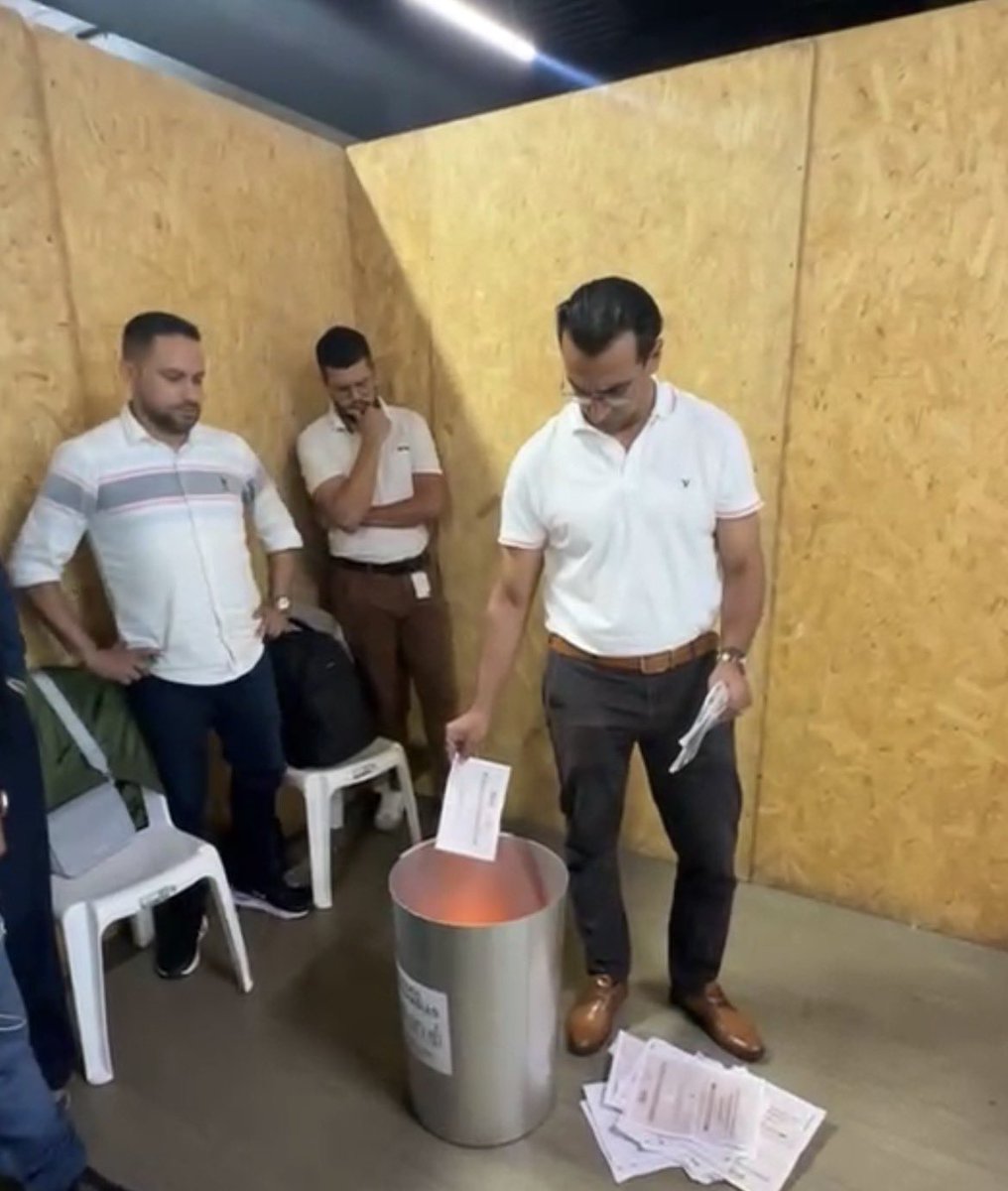 La imagen muestra como un Juez electoral tiene que quemar 30 votos al azar porque en este puesto de Bucaramanga aparecieron más votos que votantes. 

¡Increíble! <a href="/Registraduria/">Registraduría Nacional del Estado Civil</a> <a href="/AlcaldiaBGA/">Alcaldía de Bucaramanga</a>