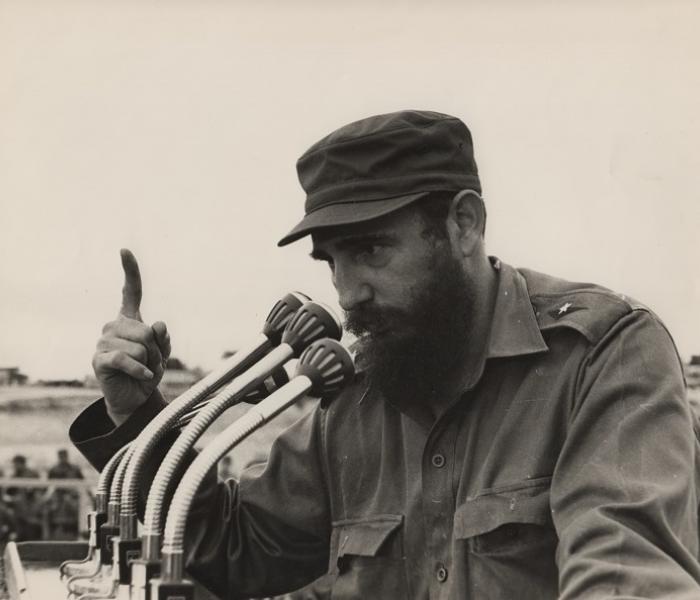 #Fidel Es verdad que aún estamos bajo el bloqueo imperialista; es verdad que los imperialistas tratan de estrechar ese bloqueo, y que no sabemos cuán largo tiempo tendremos que resistir esa situación. ¡Y la resistiremos! ¡porque nuestra bandera revolucionaria no se plegará jamás!