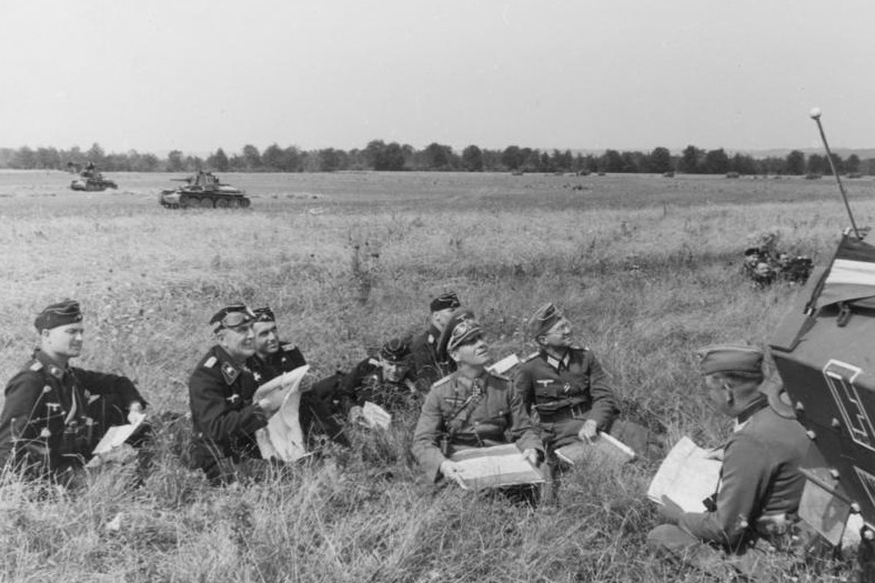 TanksWiki's tweet photo. Tal día como hoy, pero de 1940, el entonces mayor general alemán Erwin Rommel llegó con su "División Fantasma" (7.ª División Panzer) a las inmediaciones de Arrás, donde se enfrentaría al día siguiente a un contraataque británico.

https://t.co/O0nGDpCdMK https://t.co/20Co4Gzh4I