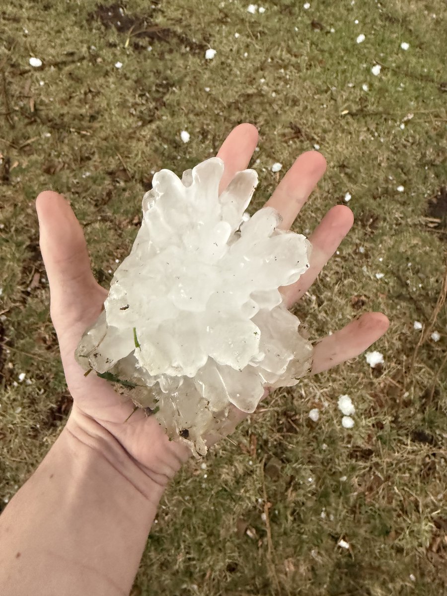 landon_wx's tweet image. Just about 6” hail here 1 SE of Kankakee, IL #ILwx @NWSChicago 

found by @RyanKron14wx