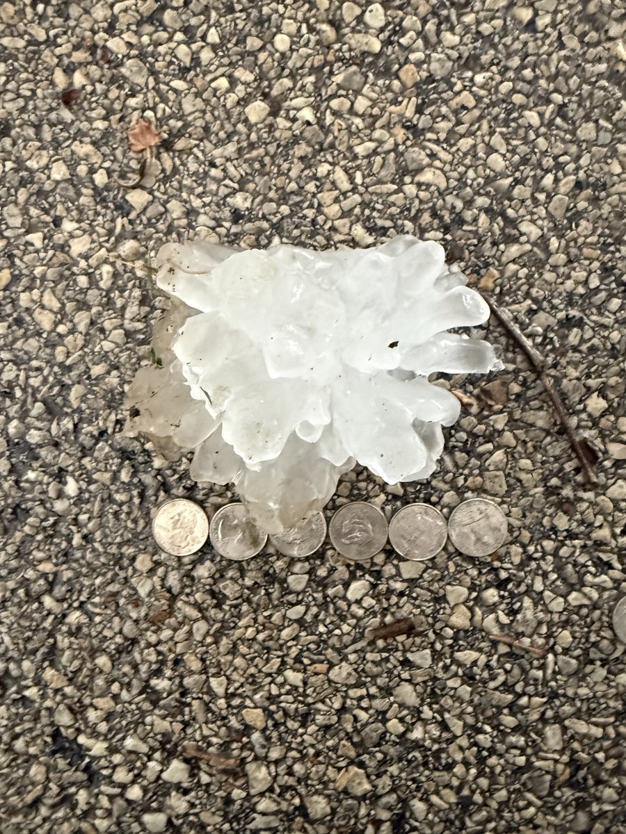 landon_wx's tweet image. Just about 6” hail here 1 SE of Kankakee, IL #ILwx @NWSChicago 

found by @RyanKron14wx