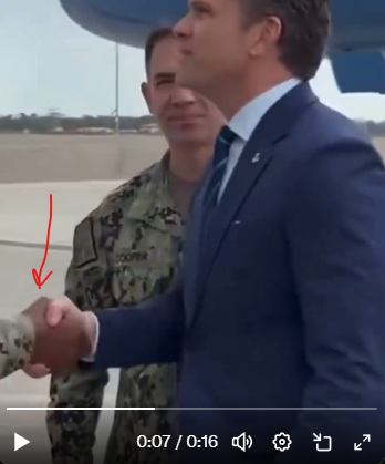 Caallinde's tweet photo. @MikeSington shook  his hand like a boss - made eye contact and everything. https://t.co/6c7TxY4I3S