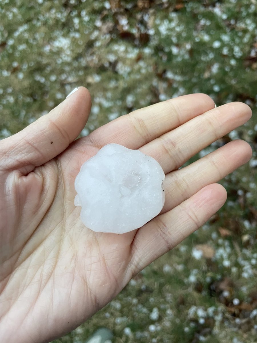 Y0stina's tweet photo. Golf ball-sized hail in Bolingbrook. #ILwx https://t.co/XS8qqaW2OC