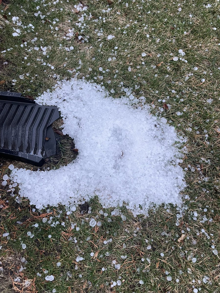 Y0stina's tweet photo. Golf ball-sized hail in Bolingbrook. #ILwx https://t.co/XS8qqaW2OC
