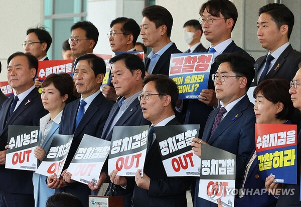 "나는 너희들이 과거에 한 일을 알고 있다."

검찰개혁 법안은 법사위 원안대로 가야지 정부안대로 가면 국민들에게 반드시 심판을 받을 거다.