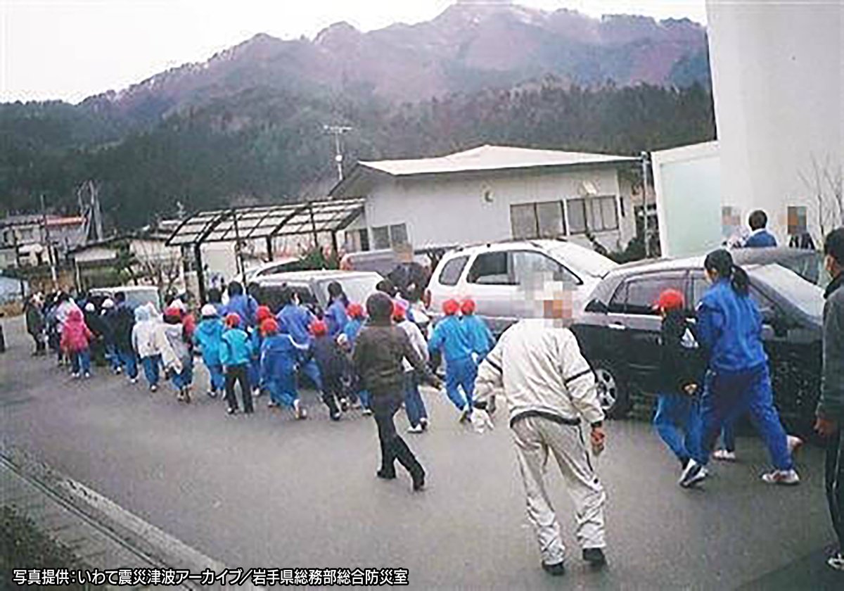 bosai_311's tweet photo. 15年前の有名な写真です。
釜石市では、多くの子供が大人の指示を待たずに自分たちの判断で避難。奥に見えるのは海の方へと向かおうとしていた車ですが、避難する子供を見て、車を乗り捨てて高台へと避難をはじめました。子供の避難行動が、周囲の大人の命も救ったのです。 #東日本大震災から15年 https://t.co/rJvhXCXSjf