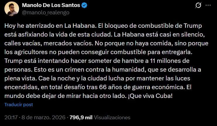 AnamelyRamos's tweet photo. ‼️
Manolo De los Santos, al que ya todos conocemos muy bien, llega a Cuba. Y ya esa primera oración es una amarga burla y una ofensa para los que no podemos regresar, incluso siendo cubanos.

Manolo De los Santos habla de calles vacías y de comida “que sí existe” pero que no puede llegar a la población por falta de combustible. Lo que no dice Manolo De Los Santos es que de repente el combustible aparece como por arte de magia para las patrullas y para la guagua del terror que mandan siempre en escenarios de protesta, esa protesta que es otro derecho negado a los cubanos pero que Manolo sí puede ejercer incluso Estados Unidos, su país odiado, pero donde no renuncia a vivir. 
Qué suerte tiene Manolo que puede ejercer sus derechos en fodas partes! 

Doblemente cínico, por tanto, cuando usa esos mismos derechos para negárselos a otros y para producir la propaganda que lo justifica. 

Lo que Manolo De Los Santos no se atreve a decir, aunque lo sabe, es que esas calles vacías son el sueño acariciado del castrismo. Y que, en todo caso, Trump no ha hecho más que ayudarle a conseguir ese sueño. Con calles vacías no hay protestas, ni ciudadanos, ni expresión. Solo silencio. Solo parecen vivos los que reprimen y los Manolo. Solos ellos pueden ejercer  esos derechos convertidos en privilegios y más que eso, en vergüenza. 

#ManoloNoEresBienvenido
#FueraDelPoder
#AbajoLaDictadura 

@manolo_realengo @USEmbCuba @UEenCuba