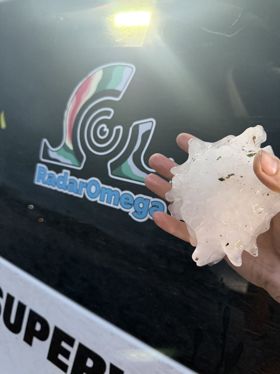 VinceWaelti's tweet photo. Baseball sized hail in Kankakee 15 minutes of melting @RadarOmega @NWSChicago https://t.co/ZdhYYRo9yn