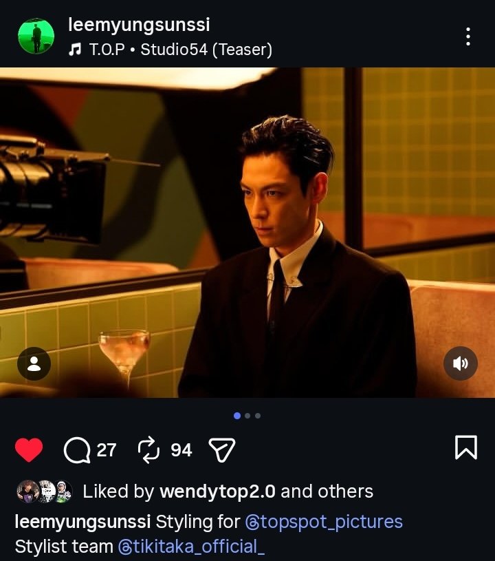 atomtopnyong's tweet photo. TOP's stylist team drinking theVenti that GD endorses 😅💕 https://t.co/xmAeWiC1dQ