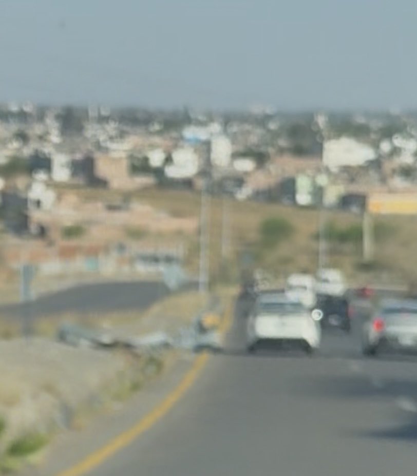 MallyCN's tweet photo. Barra de contención invadiendo carril en 4to cinturón, supongo que el fin alguien chocó y así quedó, pasé ayer y hoy y ahí sigue… no es posible que nadie del municipio se interese un poco, un riesgo total, pero que tal los operativos @LorenaAlfaroG @IrapuatoPCyBom @irapuatogob https://t.co/7txVM4XaHz