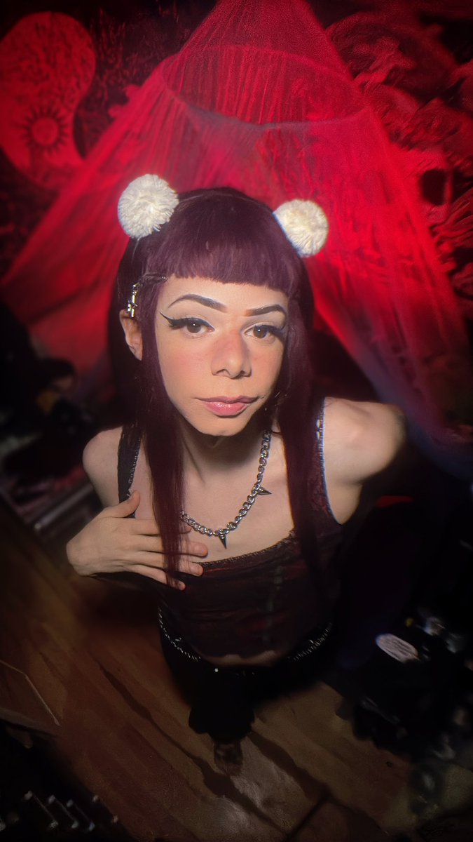 ๐
๐ข๐ฅ๐ญ๐ก๐ฒ ๐
๐ฅ๐จ๐ซ๐ ๐๐ซ tweet media