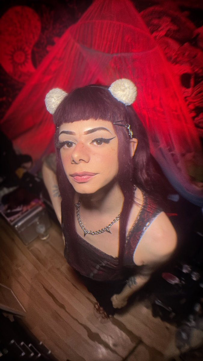 ๐
๐ข๐ฅ๐ญ๐ก๐ฒ ๐
๐ฅ๐จ๐ซ๐ ๐๐ซ tweet media