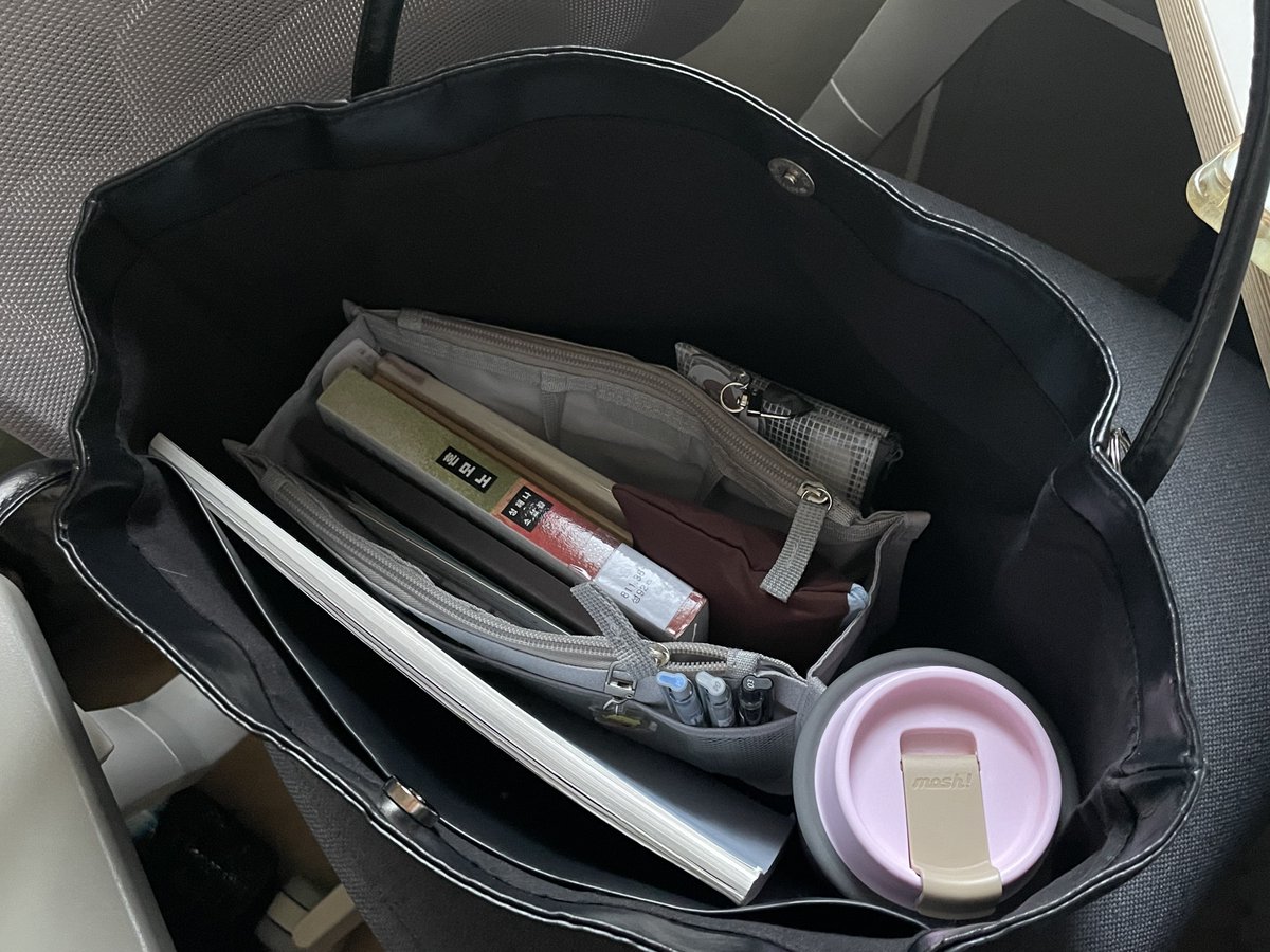 다이소 이너백 미친놈임
착착 수납되서 가방 안에서 우뚝 서 있음
보부상 감격해서 눈물날 거 같음