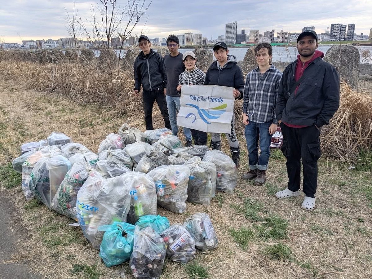 RiverCleanUpTKY's tweet photo. Nine volunteers collected 30 bags of trash at yesterday's Arakawa River clean up at Funabori. After doing some maintenance cleaning of the front and back angles on the first section of pods, we spent some time doing final clean up on the second pod section where we had cut grass https://t.co/Wxoxb6472Y
