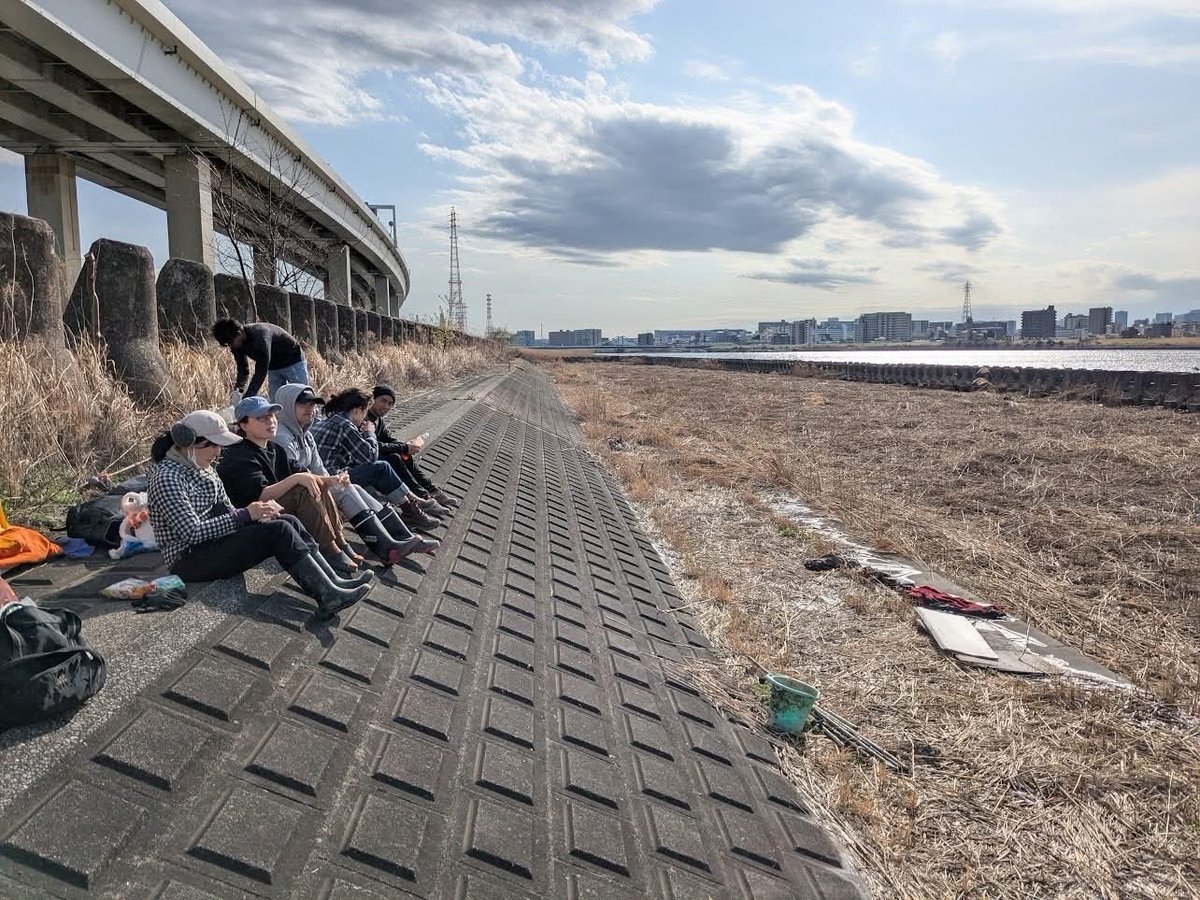 RiverCleanUpTKY's tweet photo. Nine volunteers collected 30 bags of trash at yesterday's Arakawa River clean up at Funabori. After doing some maintenance cleaning of the front and back angles on the first section of pods, we spent some time doing final clean up on the second pod section where we had cut grass https://t.co/Wxoxb6472Y