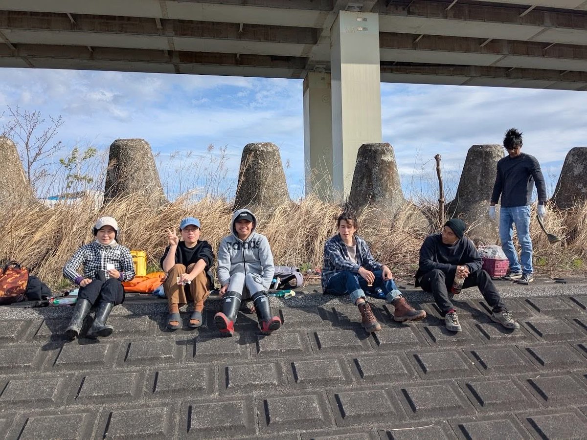 RiverCleanUpTKY's tweet photo. Nine volunteers collected 30 bags of trash at yesterday's Arakawa River clean up at Funabori. After doing some maintenance cleaning of the front and back angles on the first section of pods, we spent some time doing final clean up on the second pod section where we had cut grass https://t.co/Wxoxb6472Y