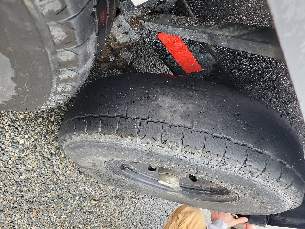cqrcmp's tweet photo. #CoquitlamRCMP conducted a joint operation for commercial vehicle safety #CVSE. A total of 28 commercial vehicles were inspected with 16 of them being put out of service due to serious safety issues. 69 vehicle defects were noted and 12 violation tickets were issued.
Officers stopped a truck that was pulling a trailer that was 5260 kilograms overweight as permitted by its insurance. Additionally, the trucks tires and chains were very worn.
Read the full release: https://t.co/NtYFD2ZkWi