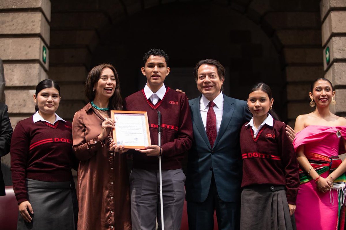 SEP_mx's tweet photo. #TuSecretarioInforma🗞️ | En la conmemoración de los 35 años del #CECyTE, el maestro @mario_delgado destacó la firma de un convenio de libre tránsito con la #DGETI y el @TecNM_MX, para garantizar trayectorias educativas continuas. 🏫🇲🇽
La subsecretaria de Educación Media Superior, Tania Rodríguez, subrayó que el #BachilleratoNacional impulsa una formación integral basada en el Marco Curricular Común. 🤖📚
🔗 Conoce más: https://t.co/hPlBBGUMj0