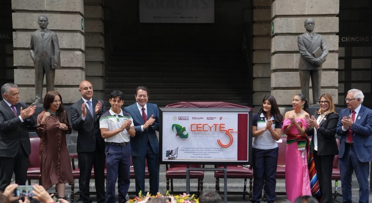 SEP_mx's tweet photo. #TuSecretarioInforma🗞️ | En la conmemoración de los 35 años del #CECyTE, el maestro @mario_delgado destacó la firma de un convenio de libre tránsito con la #DGETI y el @TecNM_MX, para garantizar trayectorias educativas continuas. 🏫🇲🇽
La subsecretaria de Educación Media Superior, Tania Rodríguez, subrayó que el #BachilleratoNacional impulsa una formación integral basada en el Marco Curricular Común. 🤖📚
🔗 Conoce más: https://t.co/hPlBBGUMj0