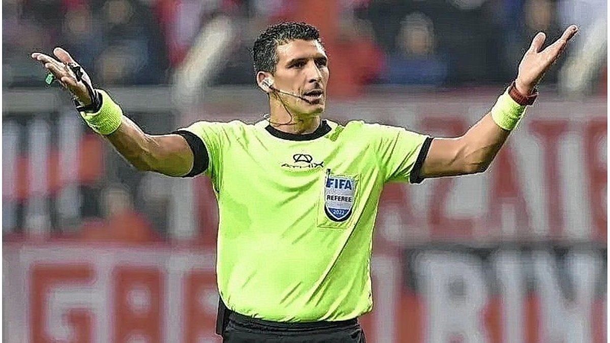 Papelon, el peor arbitro del futbol
Argentino sin dudas.

Merlos no puede dirigir nunca mas