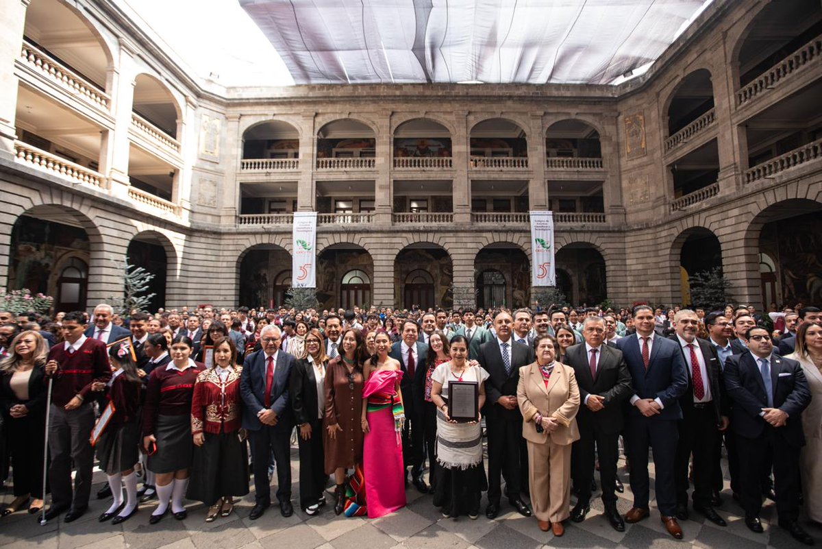 SEP_mx's tweet photo. #TuSecretarioInforma🗞️ | En la conmemoración de los 35 años del #CECyTE, el maestro @mario_delgado destacó la firma de un convenio de libre tránsito con la #DGETI y el @TecNM_MX, para garantizar trayectorias educativas continuas. 🏫🇲🇽
La subsecretaria de Educación Media Superior, Tania Rodríguez, subrayó que el #BachilleratoNacional impulsa una formación integral basada en el Marco Curricular Común. 🤖📚
🔗 Conoce más: https://t.co/hPlBBGUMj0