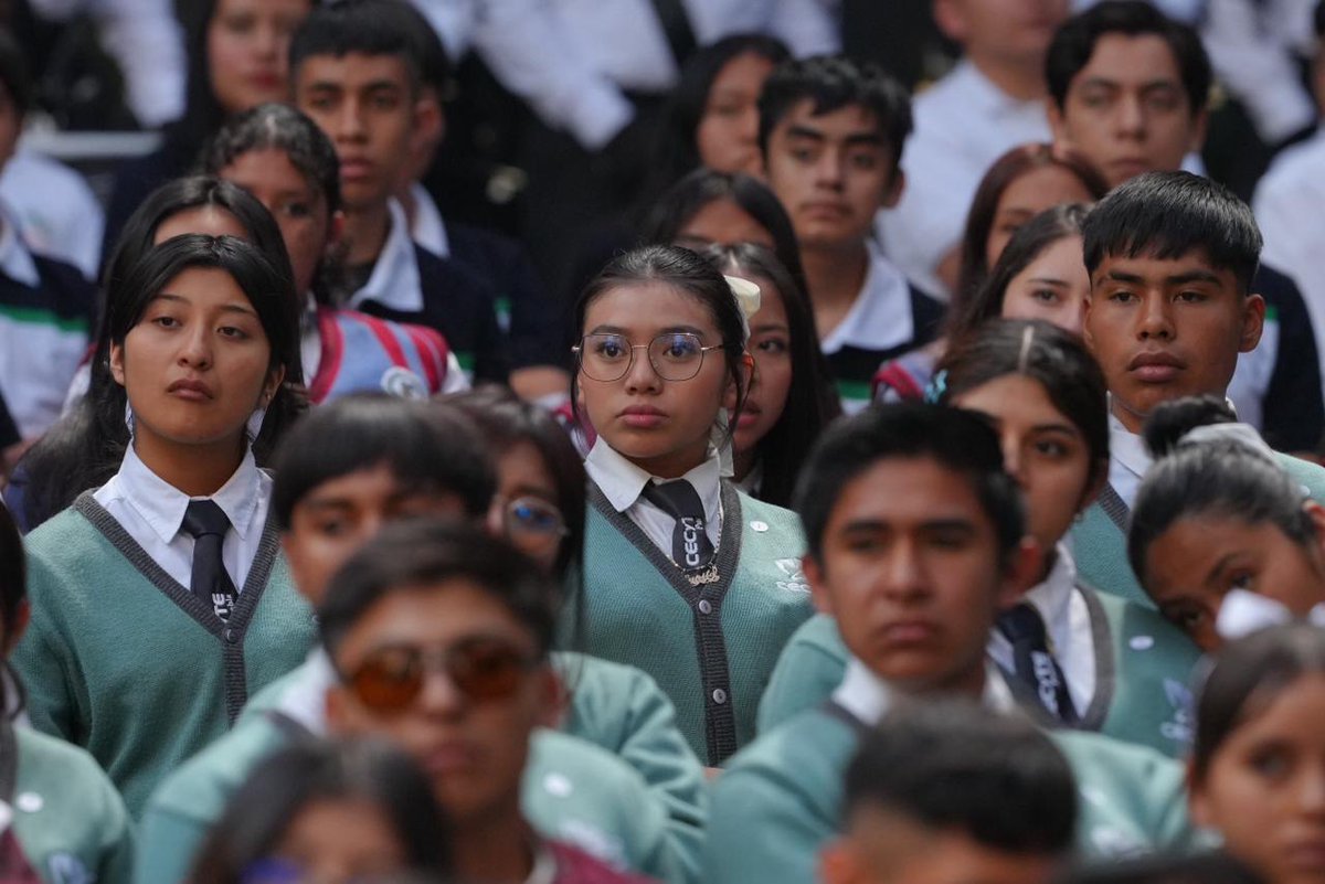 SEP_mx's tweet photo. #TuSecretarioInforma🗞️ | En la conmemoración de los 35 años del #CECyTE, el maestro @mario_delgado destacó la firma de un convenio de libre tránsito con la #DGETI y el @TecNM_MX, para garantizar trayectorias educativas continuas. 🏫🇲🇽
La subsecretaria de Educación Media Superior, Tania Rodríguez, subrayó que el #BachilleratoNacional impulsa una formación integral basada en el Marco Curricular Común. 🤖📚
🔗 Conoce más: https://t.co/hPlBBGUMj0