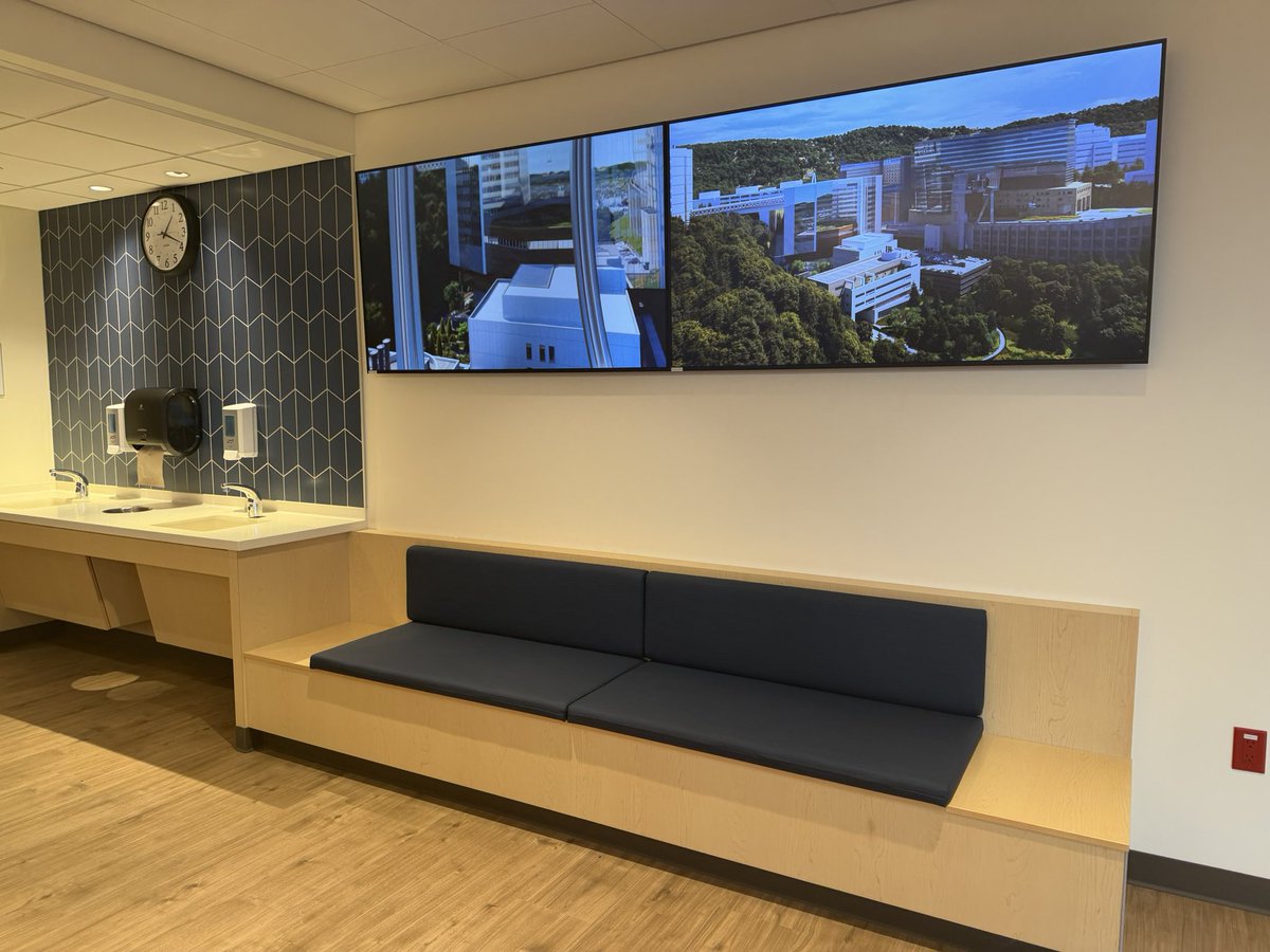 FlavioRochaMD's tweet image. Happy to join the executive leadership of
Columbia Memorial Hospital in Astoria on 
their tour of the Vista Pavilion opening in April 
for our shared @OHSUKnight 🦀 cancer inpts.

We anticipate this facility will help us take 
care of Oregonians from the Coast in #PDX
