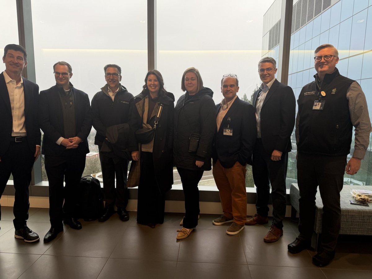 FlavioRochaMD's tweet image. Happy to join the executive leadership of
Columbia Memorial Hospital in Astoria on 
their tour of the Vista Pavilion opening in April 
for our shared @OHSUKnight 🦀 cancer inpts.

We anticipate this facility will help us take 
care of Oregonians from the Coast in #PDX