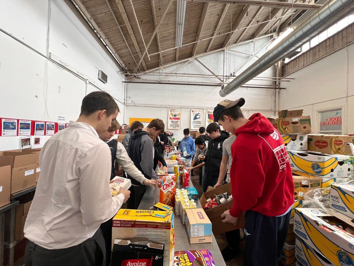 SMCS1852's tweet photo. #ICYMI In addition to the amazing success of our Lenten Food Drive last month, Gr. 12 religion classes also helped sort 16,982 lb of food over two days at the North York Harvest Food Bank!
#bethegood #teachmeGDK https://t.co/p0loMFcIoe