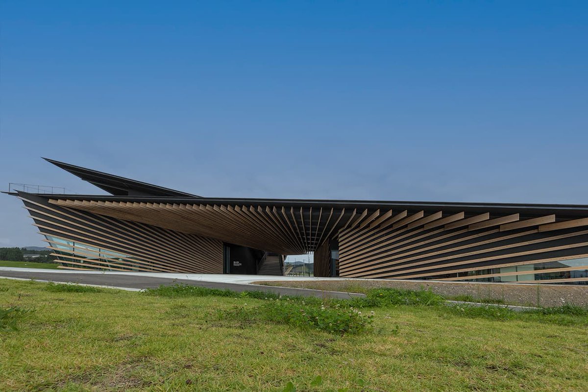 CasaBRUTUS's tweet photo. 【 #今日の名建築 】隈研吾が建築設計を手がけた〈南三陸311メモリアル〉。震災の記憶を継承する、クリスチャン・ボルタンスキーによるによる建築と一体化したアートが恒久設置されています。
https://t.co/FVDikzGzTp https://t.co/EXKhBqi1rW