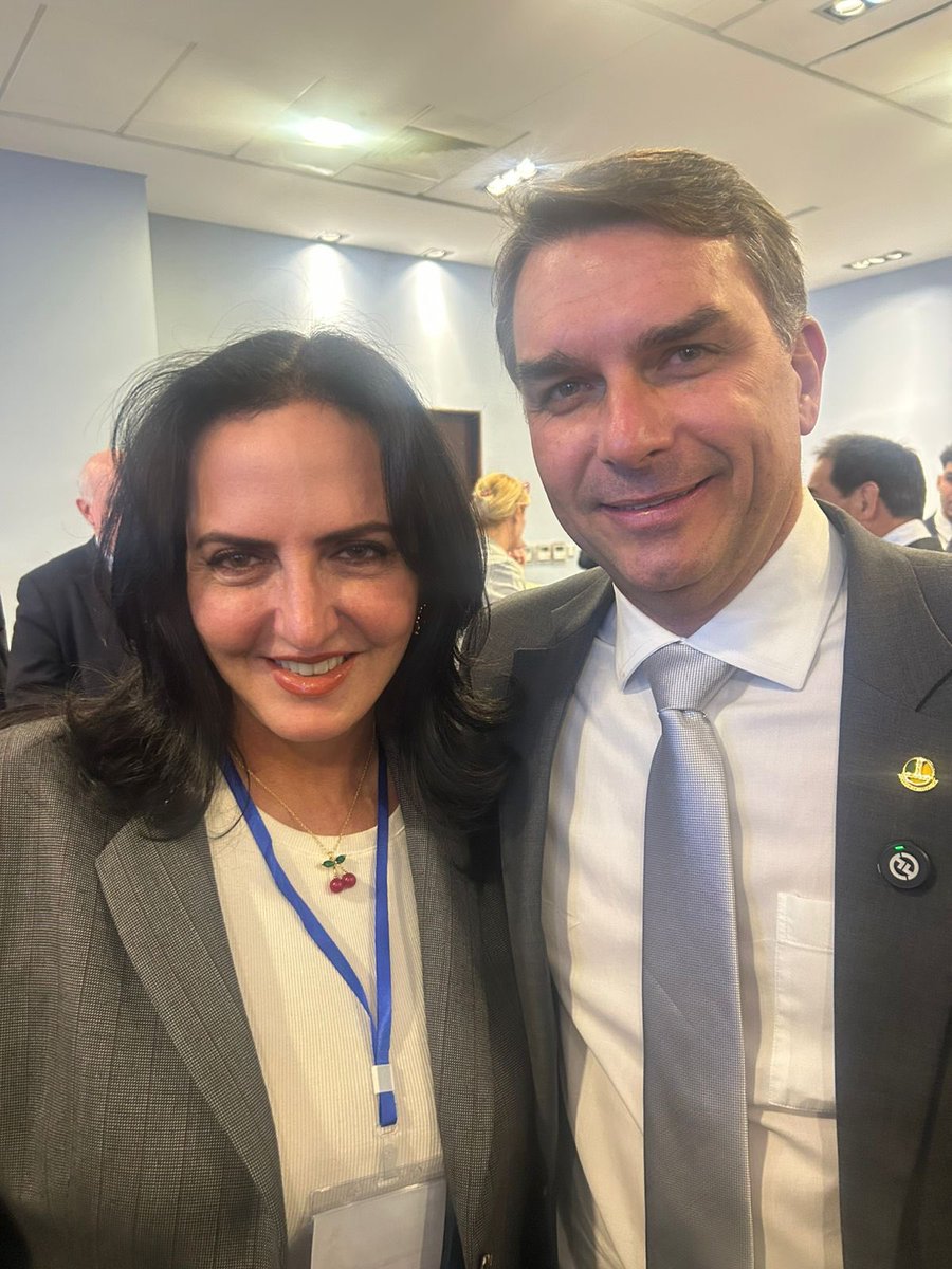 En Chile con <a href="/FlavioBolsonaro/">Flávio Bolsonaro</a>, próximo Presidente de Brasil e hijo de un patriota sin igual, <a href="/jairbolsonaro/">Jair M. Bolsonaro</a>.

En tiempos donde todo se negocia, hacer frente al progresismo y a los cobardes es una misión de valientes.
