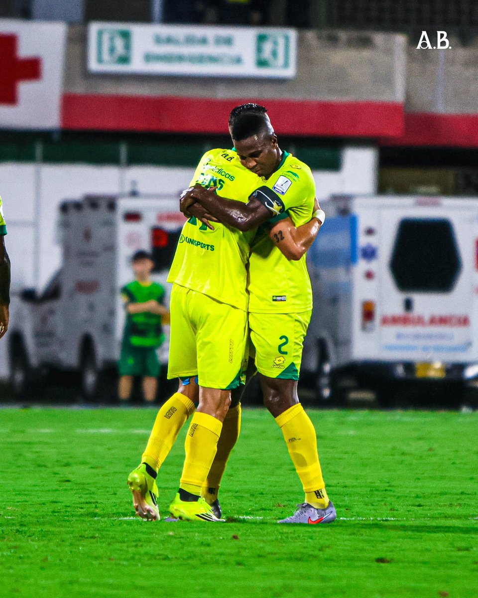 El abrazo de toda una hinchada… 𝐂𝐚𝐩𝐢𝐭𝐚́𝐧 𝐲 𝐠𝐨𝐥𝐞𝐚𝐝𝐨𝐫🫡⚽️
