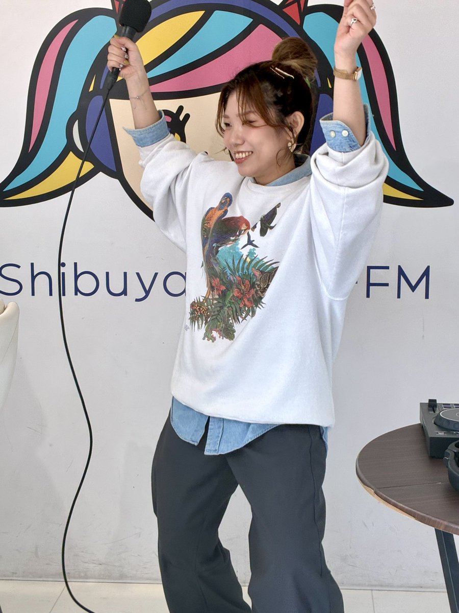 FXit2sh0mH6jNDH's tweet photo. 渋谷クロスFM
『津田翔也のStudy! with 服部奈緒』観覧
#山田祥子 さんの♪ファンファーレ、この日も素晴らしいウタゴエ。🌇行く人が釘付けでしたね✨
室舘勲さん(#WAKA_XINXI )のリズムに渋谷の街がクラブに。海外からのお客さんも沢山踊ってくれたのしかった〜
#渋谷クロスFM
#study885 https://t.co/NJldAQhhtx