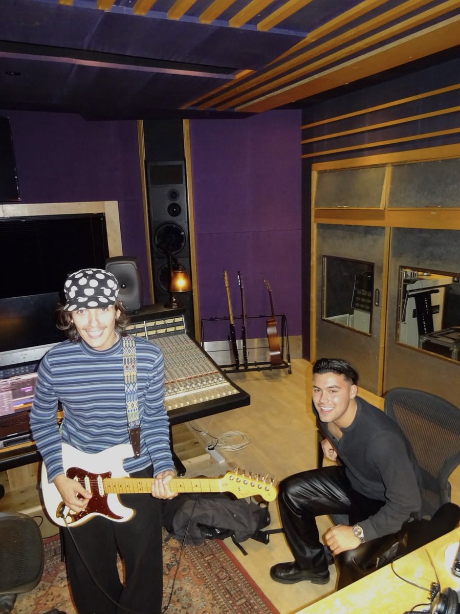 baileymaybr_'s tweet photo. É REAL! Bailey esteve ao lado de Noah Urrea em estúdio. 👀🎧 https://t.co/HTPgWxmLL1