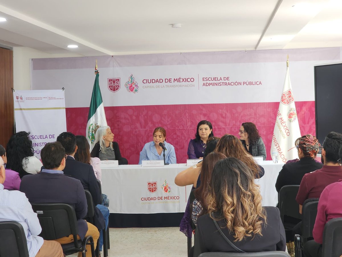 Esta tarde tuve el honor de llevar a cabo la entrega de diplomas de acreditación del Diplomado en Políticas Públicas con Perspectiva de Género a personas servidoras públicas adscritas a diversas dependencias. 

Sabemos que no hay política pública eficiente si no incorpora la