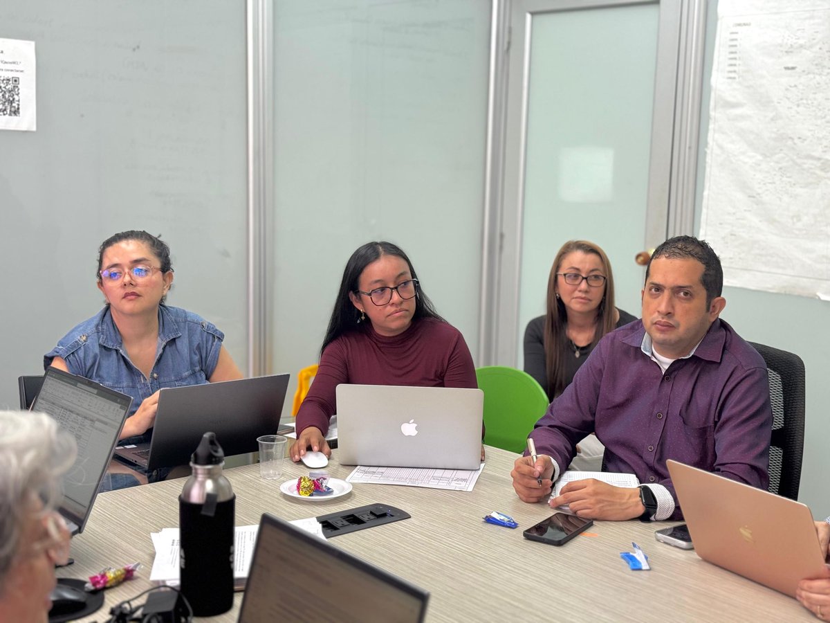 GobMeta's tweet photo. El equipo departamental del PAE se reunió para hacer seguimiento al cronograma de los contratos del Programa de Alimentación Escolar (PAE), con el fin de garantizar el cumplimiento de las actividades y fortalecer la ejecución del programa. https://t.co/V6NYMVM4lR