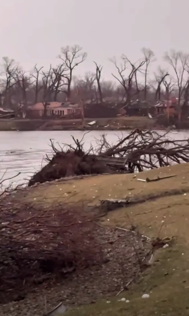 StormHQwx's tweet image. Significant Damage in Aroma Park, IL from strong tornado moments ago.

facebook.com/reel/162654687…