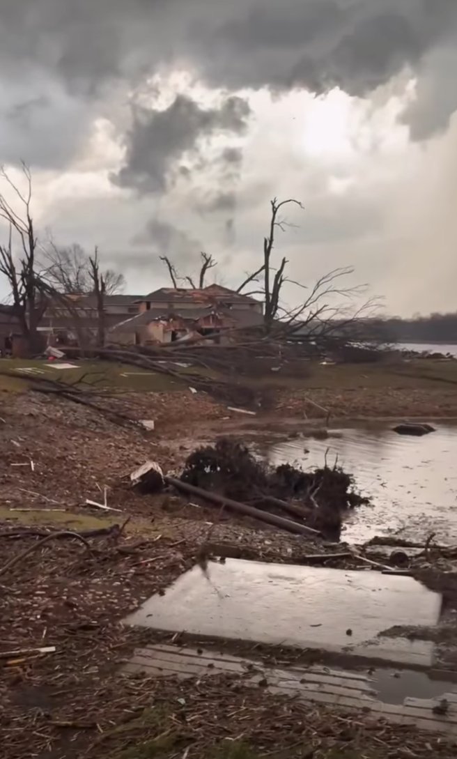 StormHQwx's tweet image. Significant Damage in Aroma Park, IL from strong tornado moments ago.

facebook.com/reel/162654687…