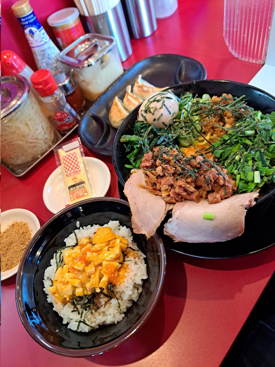 UZYRB7fUctJr1da's tweet photo. 🍜家系ラーメンたつ家🍜

油そば
肩ロースチャーシュー
玉子丼
餃子3個
ニラ
魚粉
マヨ

タレだけでガツンとくる油そばタレにどんな美味しさの秘密が隠されているのだろう🤔
危うく麺だけ平らげるところでした🤣
もっちもちが隠れてて🙊
色々ありがとうございます🙏
最高の一杯でウマウマ🐴でした😋 https://t.co/SMlG21VmMp