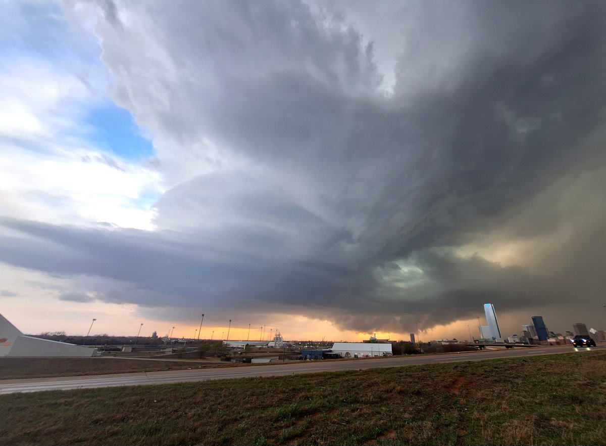 Unreal supercell over Oklahoma City #okwx <a href="/NWSNorman/">NWS Norman</a>
