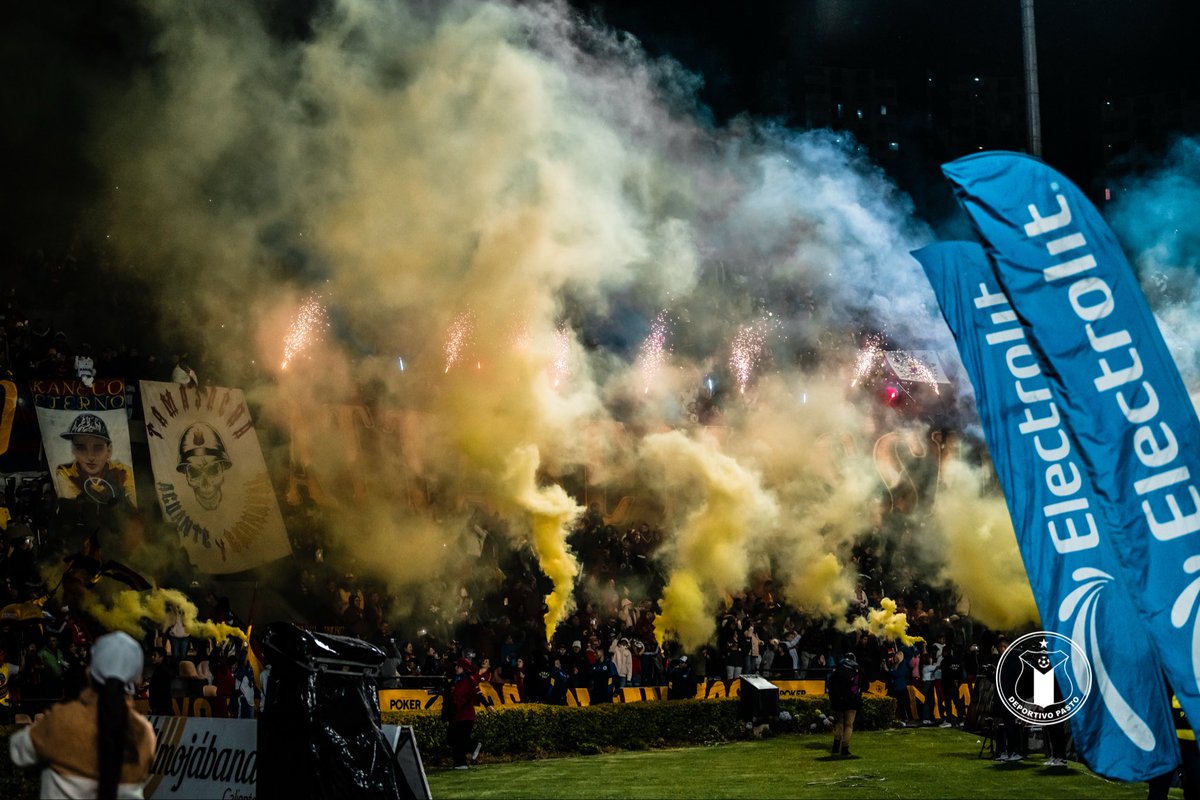 DeporPasto's tweet image. ❤️💙💛 La verdadera fuerza del volcán está en la tribuna🌋 Colores, pasión y aliento que no se apagan 💥⚽️ #volcanico #tricolor #pasión