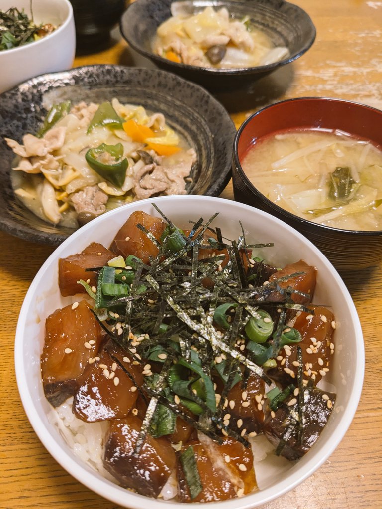 mican0836's tweet photo. おはようございます☀
昨日の晩ご飯
・ブリの漬け丼
・八宝菜みたいなやつ
・みそ汁

漬け丼やっぱ美味しい〜💖
お刺身、最＆高！ https://t.co/0ZMcHLp0oO