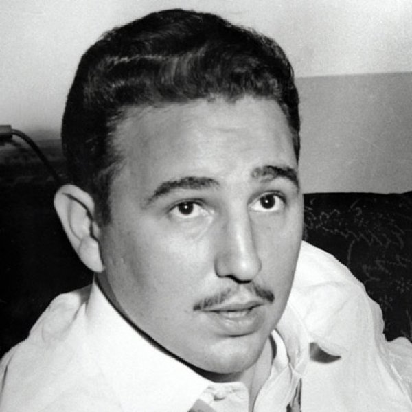 Ante el golpe de estado perpetrado por Fulgencio Batista el 10 de marzo de 1952, Fidel Castro expresó: "Los principios son a la larga más poderosos que los cañones". La historia de este pueblo indoblegable le dio y le sigue dando la razón. 
#100AñosConFidel #CubaSoberana