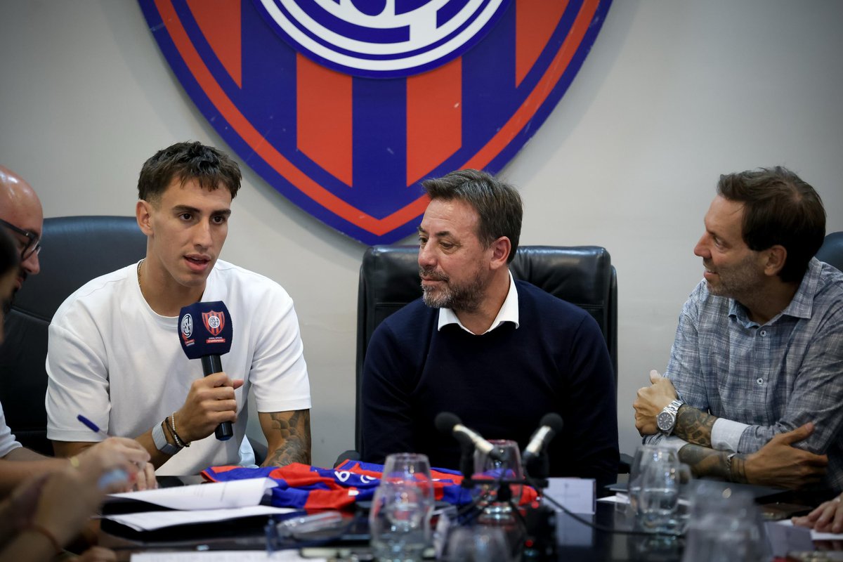 ¡Auzmendi es de Boedo! 🔵🔴

El delantero llega a préstamo desde Banfield hasta el 31/12/2026, con cargo de $100.000 USD y opción de compra. 

Ya fue presentado en la reunión de Comisión Directiva y los hinchas pudieron escuchar sus primeras palabras en ADN Stream.

¡Vamos,