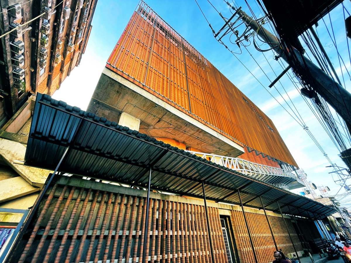 EnamorateChoco's tweet photo. Cuando paso por la tercera en San Francisco de Quibdó Capital del Chocó miro pa’arriba y solo anhelo pronto la apertura de este espacio que podrá fortalecer y darle un lugar digno al desarrollo de las expresiones culturales del departamento @mincultura @DACMI_Cultura https://t.co/pDkrAPSbWD