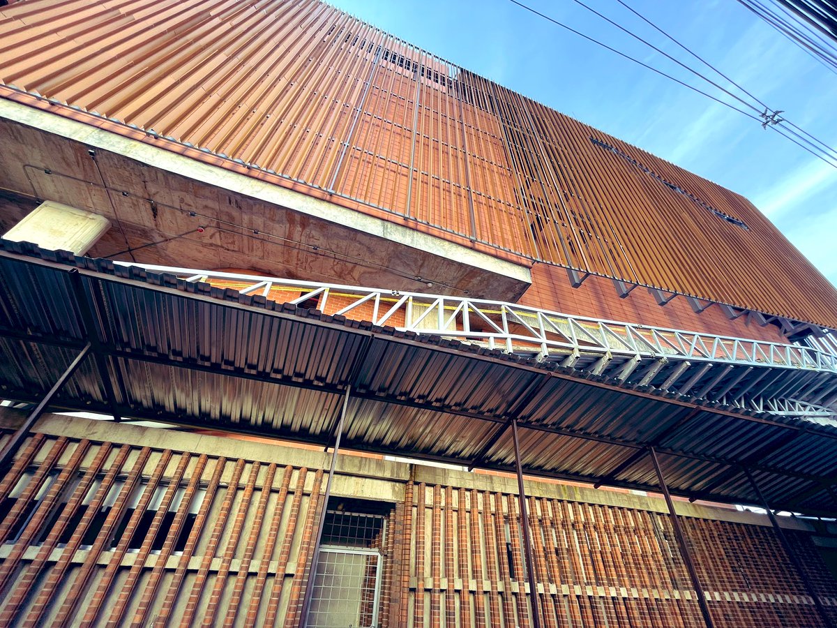 EnamorateChoco's tweet photo. Cuando paso por la tercera en San Francisco de Quibdó Capital del Chocó miro pa’arriba y solo anhelo pronto la apertura de este espacio que podrá fortalecer y darle un lugar digno al desarrollo de las expresiones culturales del departamento @mincultura @DACMI_Cultura https://t.co/pDkrAPSbWD