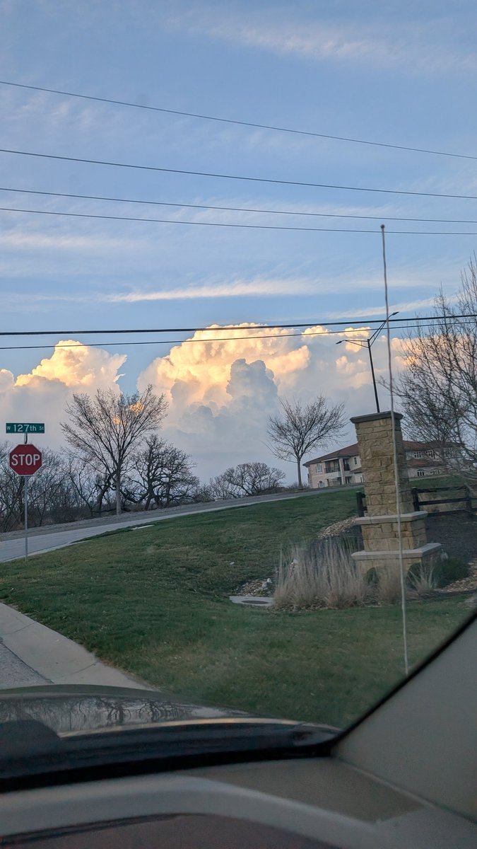 AdrienneEnKC's tweet photo. @fox4wx looking North from Olathe https://t.co/OqZVToJqWr