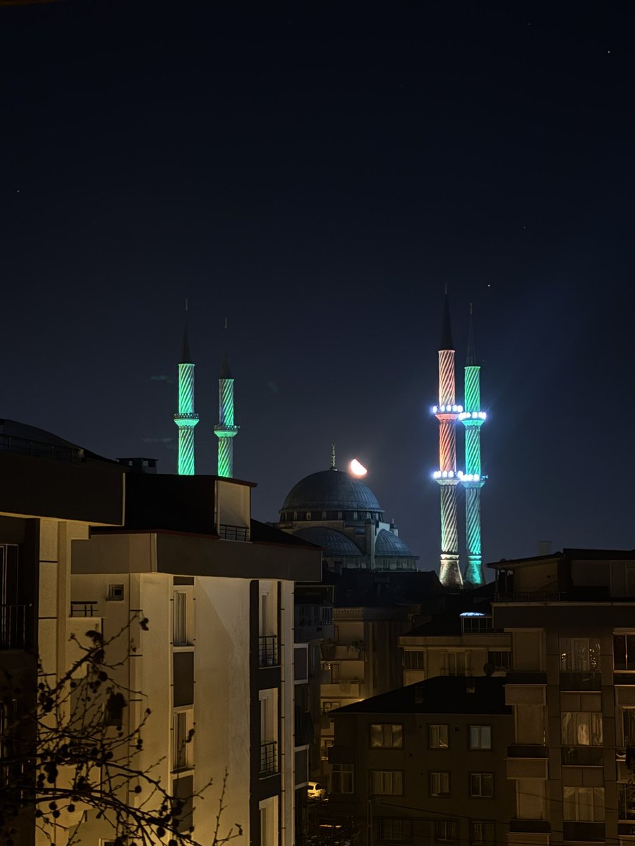 2 gecedir ay o kadar güzel gözüküyor ki evimin balkonundan🫠