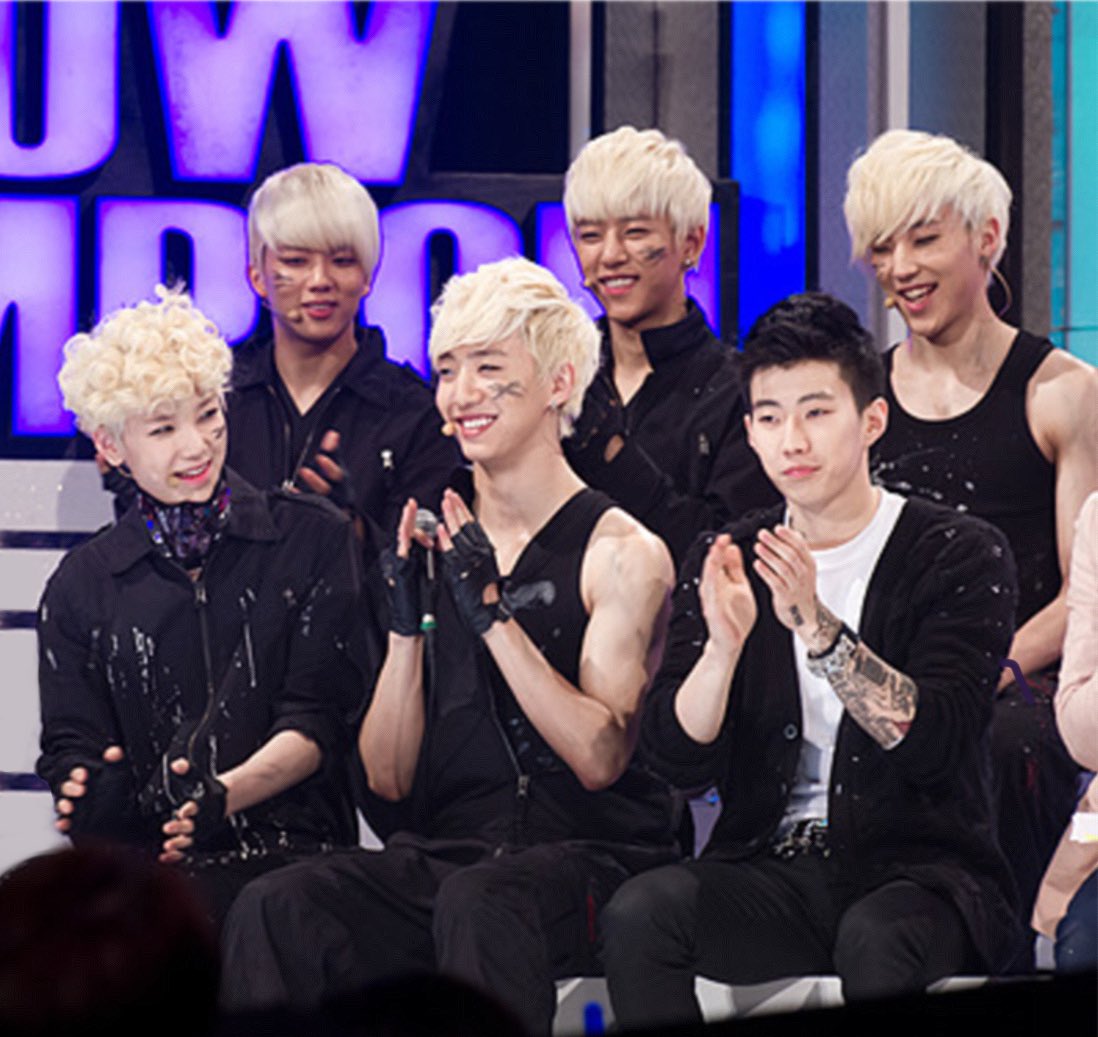 bap_edits's tweet photo. OT5 B.A.P sitting next to jay park at MBC Show Champion 120221

loll does anyone remember how jay park couldn’t get his mic battery out of his pocket and it ended up falling onto yongguks lap 😆 https://t.co/GpDX3xw3GD