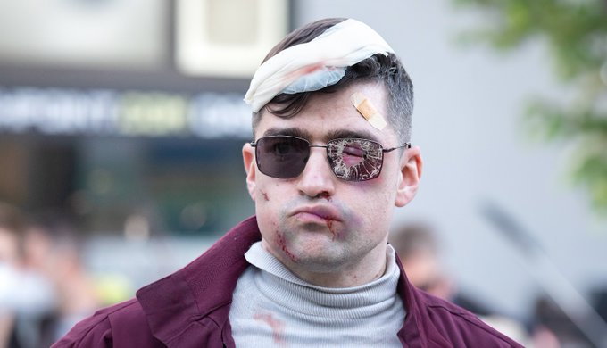 BoecklJ's tweet photo. @jkcork76 ...und er ist etwas, was #CemMP nie sein wird: ein rechtsextremer Drecksack! #SellnerPisstSichEin #NaziSellner https://t.co/WtFhGkG2kK
